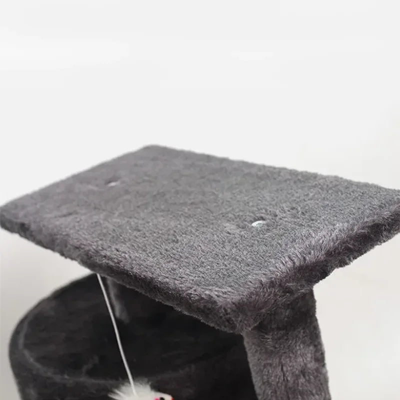 Többszintes plüss macskatorony kaparófával, kuckóval és játékkal – tökéletes mászáshoz, pihenéshez és karmoláshoz beltéri cicáknak.