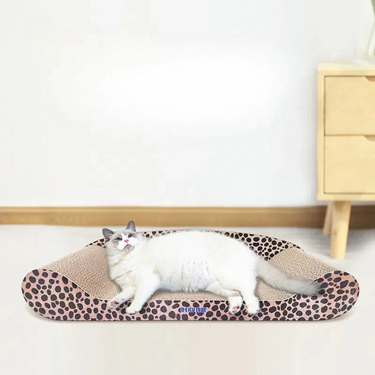 Kényelmes macskakanapé beépített kaparófelülettel – pihenés és karmolás egy helyen, stílusos és praktikus bútordarab minden cica számára.